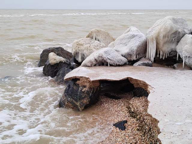 У мережі показали вражаючі фото обмерзлого берега Кирилівки - фото 492591