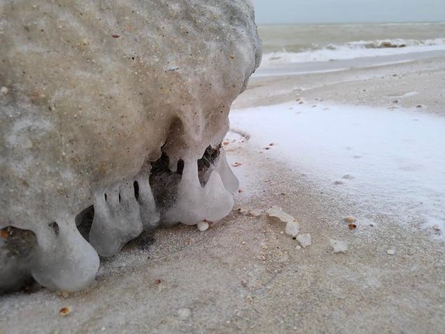 У мережі показали вражаючі фото обмерзлого берега Кирилівки - фото 492592