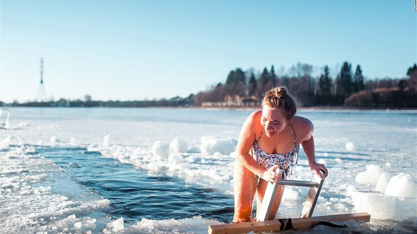 Лікарі нагадали, кому протипоказано купання в ополонці на Водохреще