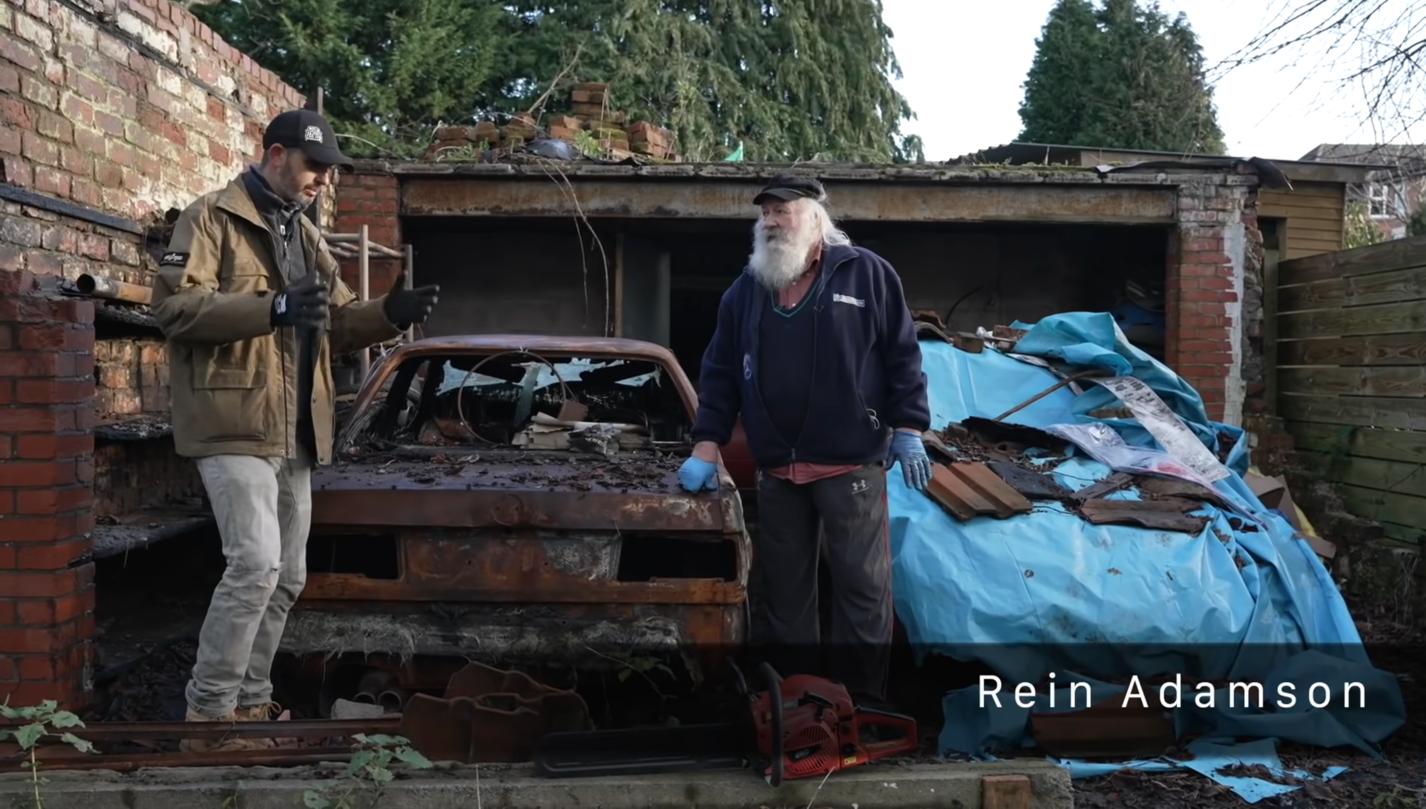 Блогери виявили у закинутому саду колекцію ретроавтомобілів: відео