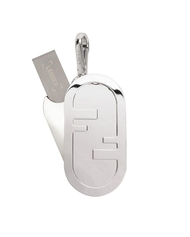 Бренд Fendi випустив чоловічий гаманець для зберігання криптовалюти - фото 492791