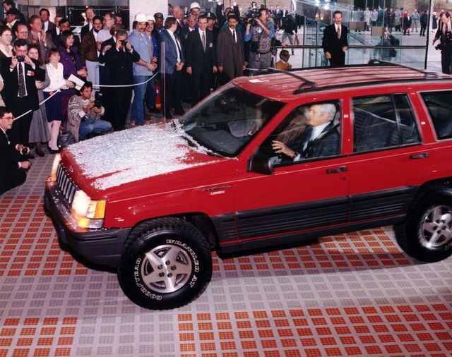 Дивіться, як у 90-х пройшла найнезвичайніша презентація позашляховика: ефектні кадри - фото 492813