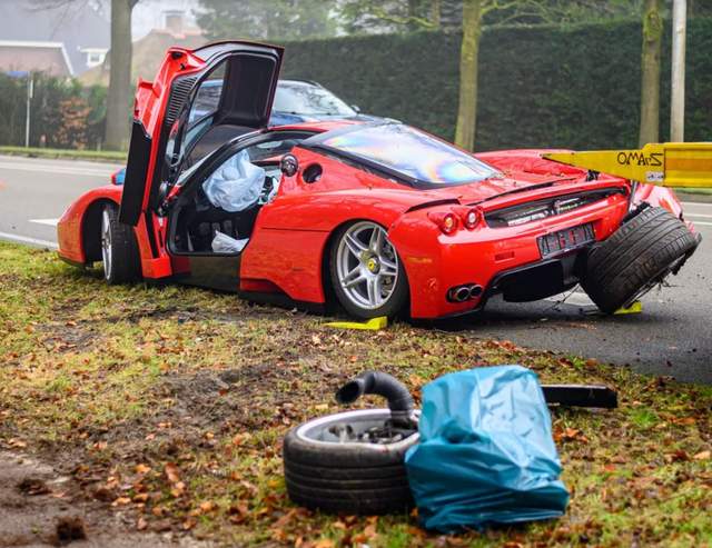 Гіперкар Ferrari за 3 мільйони доларів розтрощили об дерево під час тест-драйву покупця - фото 492834