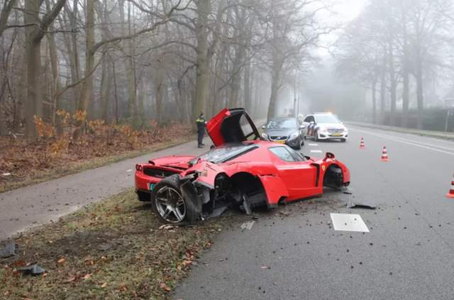 Гіперкар Ferrari за 3 мільйони доларів розтрощили об дерево під час тест-драйву покупця - фото 492835