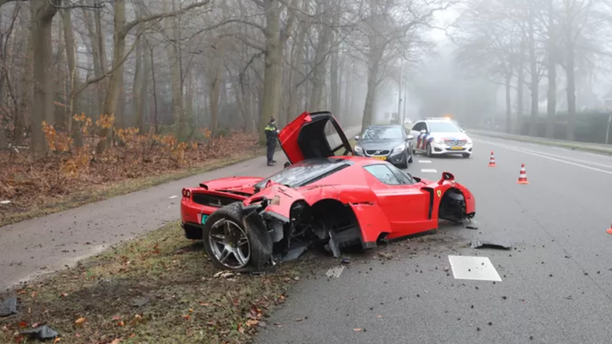 Гіперкар Ferrari за 3 мільйони доларів розтрощили об дерево під час тест-драйву покупця