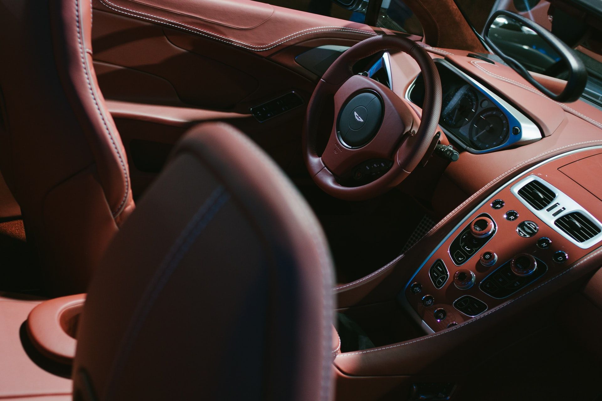 Aston Martin показала тизер найпотужнішого люксового кросовера у світі