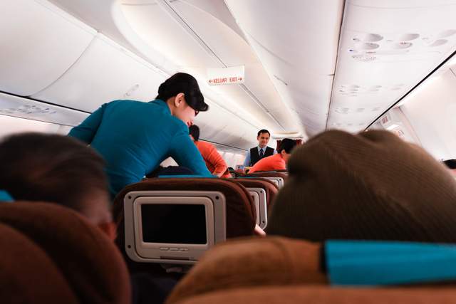 Чому стюардеси обманюють пасажирів: найпоширеніші неправдиві фрази - фото 492934