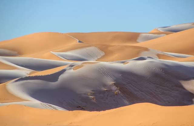 Піски пустелі Сахари покрив сніг: кадри незвичайних видів - фото 492944