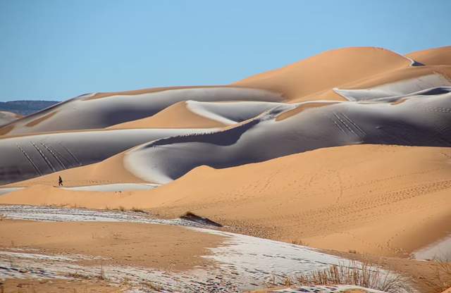 Піски пустелі Сахари покрив сніг: кадри незвичайних видів - фото 492945