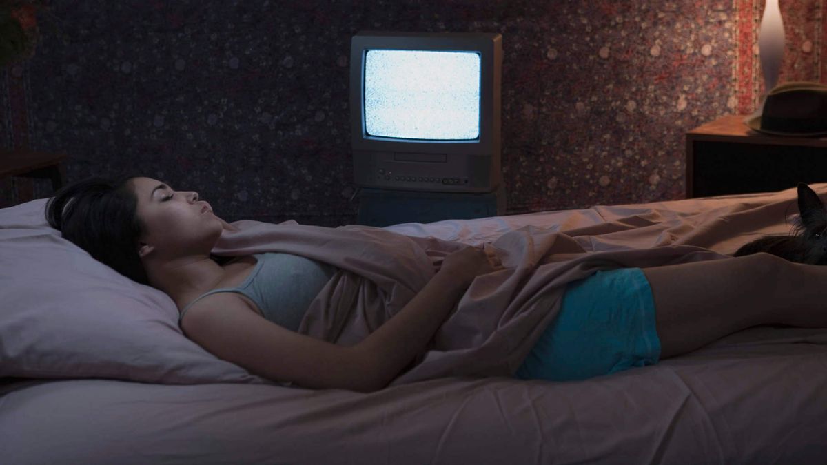 Учені з'ясували, чому не можна спати з увімкненим телевізором - фото 1