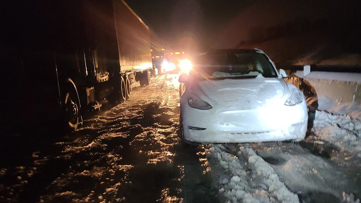 Tesla у сніговому заторі - фото 1