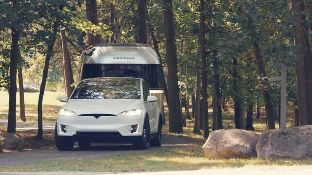 Цей автономний електричний причіп-автобудинок може паркуватися без допомоги автомобіля - фото 493107