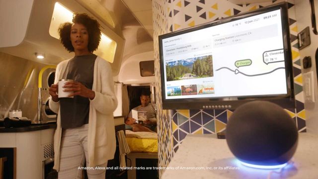 Цей автономний електричний причіп-автобудинок може паркуватися без допомоги автомобіля - фото 493108