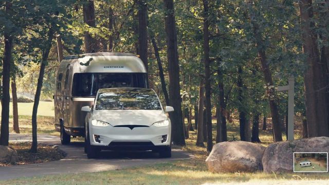 Цей автономний електричний причіп-автобудинок може паркуватися без допомоги автомобіля - фото 493109