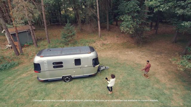 Цей автономний електричний причіп-автобудинок може паркуватися без допомоги автомобіля - фото 493110