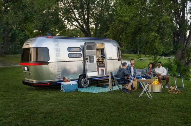 Цей автономний електричний причіп-автобудинок може паркуватися без допомоги автомобіля - фото 493112