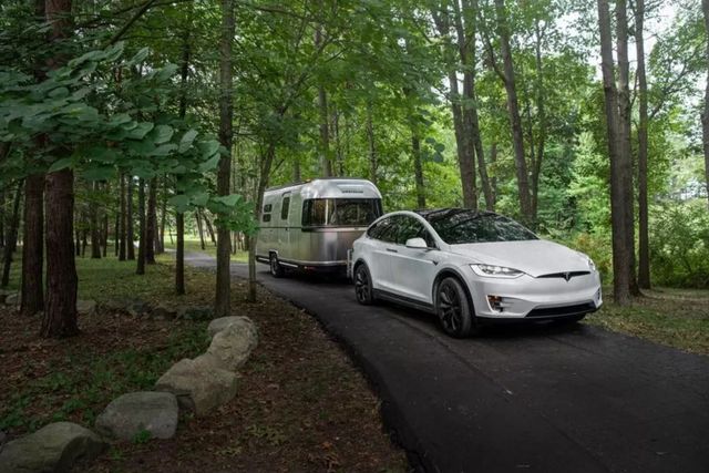 Цей автономний електричний причіп-автобудинок може паркуватися без допомоги автомобіля - фото 493113