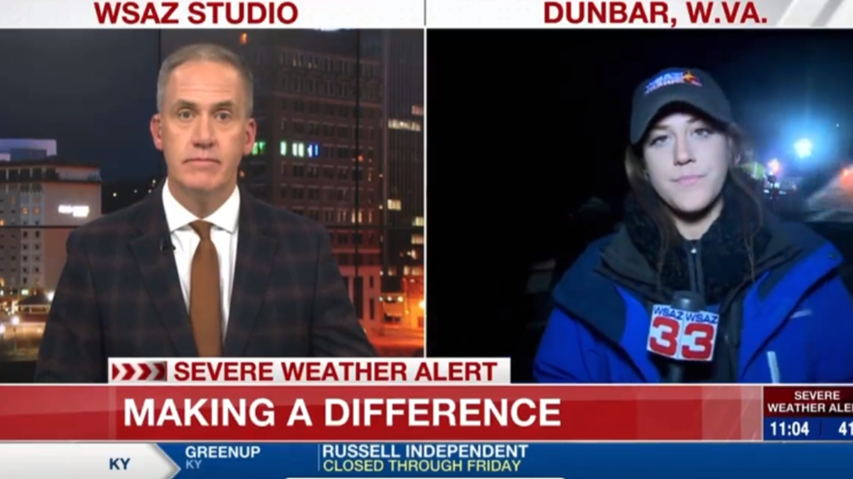 У США журналістку збило з ніг авто у прямому ефірі, але вона продовжила репортаж: відео