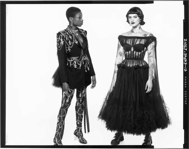 Фотограф Стівен Мейзел зняв нову кампанію Alexander McQueen: круті фото - фото 493161