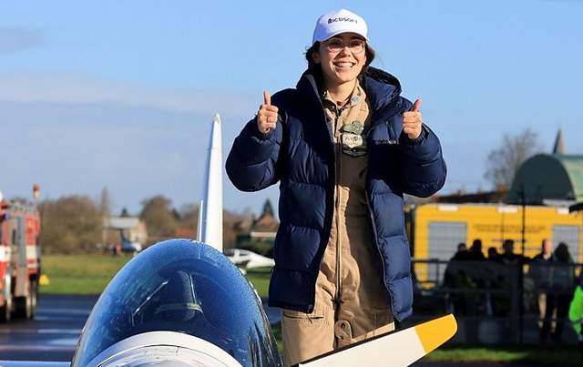 19-річна дівчина-пілот самостійно облетіла весь світ: це новий рекорд - фото 493189