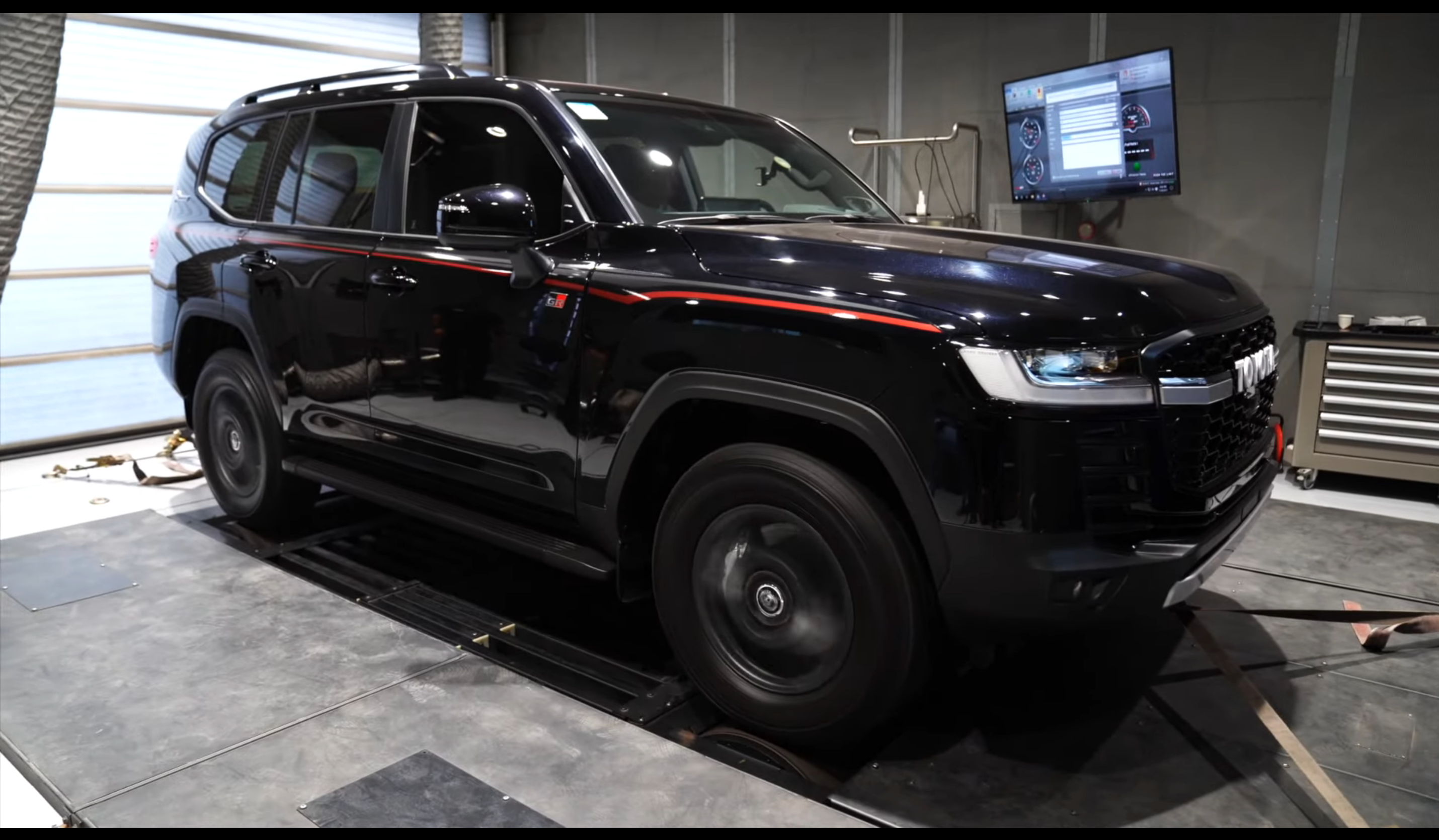 Потужність Toyota Land Cruiser 300 перевірили на стенді: відео