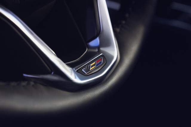 Cadillac презентував довгоочікуваний суперпозашляховик Escalade V-Series - фото 493335