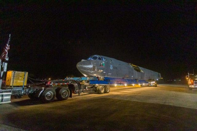 Подивіться, як гігантський бомбардувальник B-52 везуть майже через усі США: фотозвіт - фото 493411