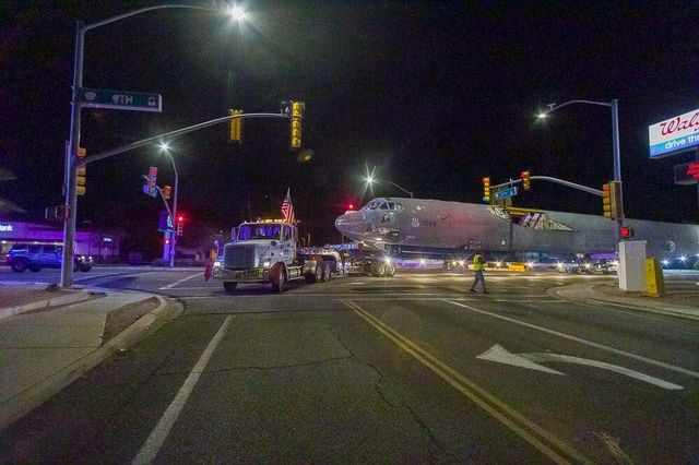 Подивіться, як гігантський бомбардувальник B-52 везуть майже через усі США: фотозвіт - фото 493413