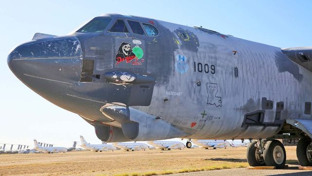 Подивіться, як гігантський бомбардувальник B-52 везуть майже через усі США: фотозвіт - фото 493417