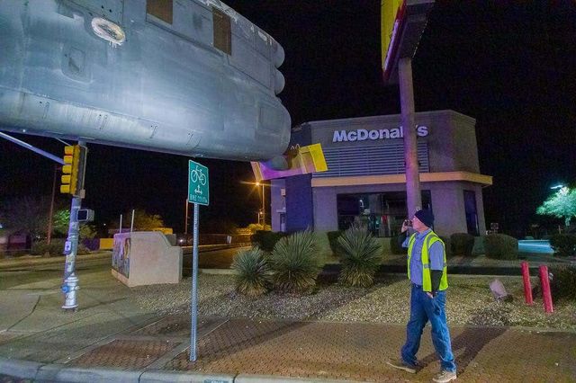 Подивіться, як гігантський бомбардувальник B-52 везуть майже через усі США: фотозвіт - фото 493418