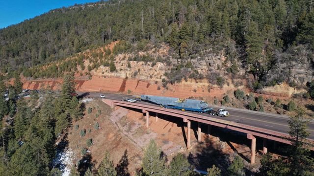Подивіться, як гігантський бомбардувальник B-52 везуть майже через усі США: фотозвіт - фото 493422