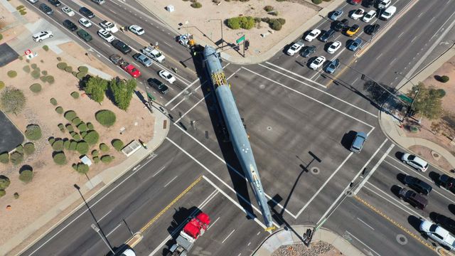 Подивіться, як гігантський бомбардувальник B-52 везуть майже через усі США: фотозвіт - фото 493424