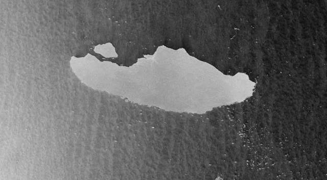 Розтанув найбільший дрейфуючий айсберг у світі: скільки прісної води потрапило в океан - фото 493525