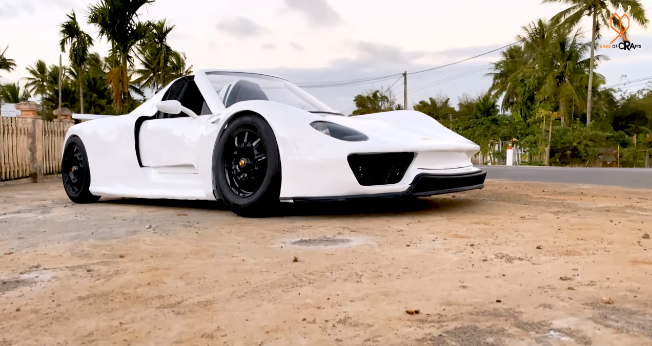 Блогер побудував копію Porsche з каналізаційних труб: дивіться, що з цього вийшло