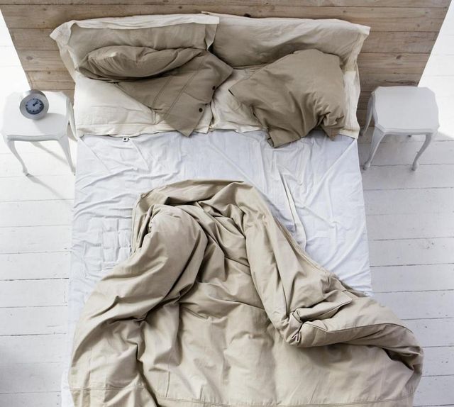 Чому краще не застеляти ліжко зранку: цей аргумент заставить вас дослухатись до поради - фото 493534