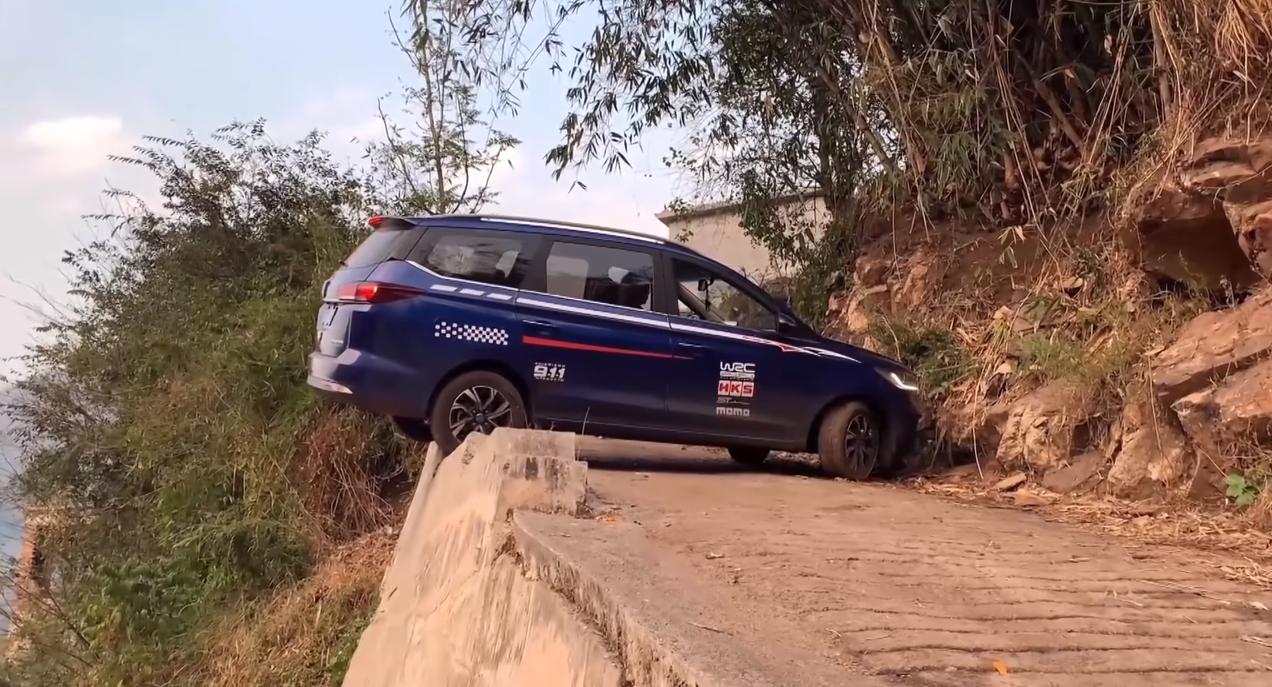 Розворот, від якого холоне кров: дивіться, як вправний водій маневрував над прірвою