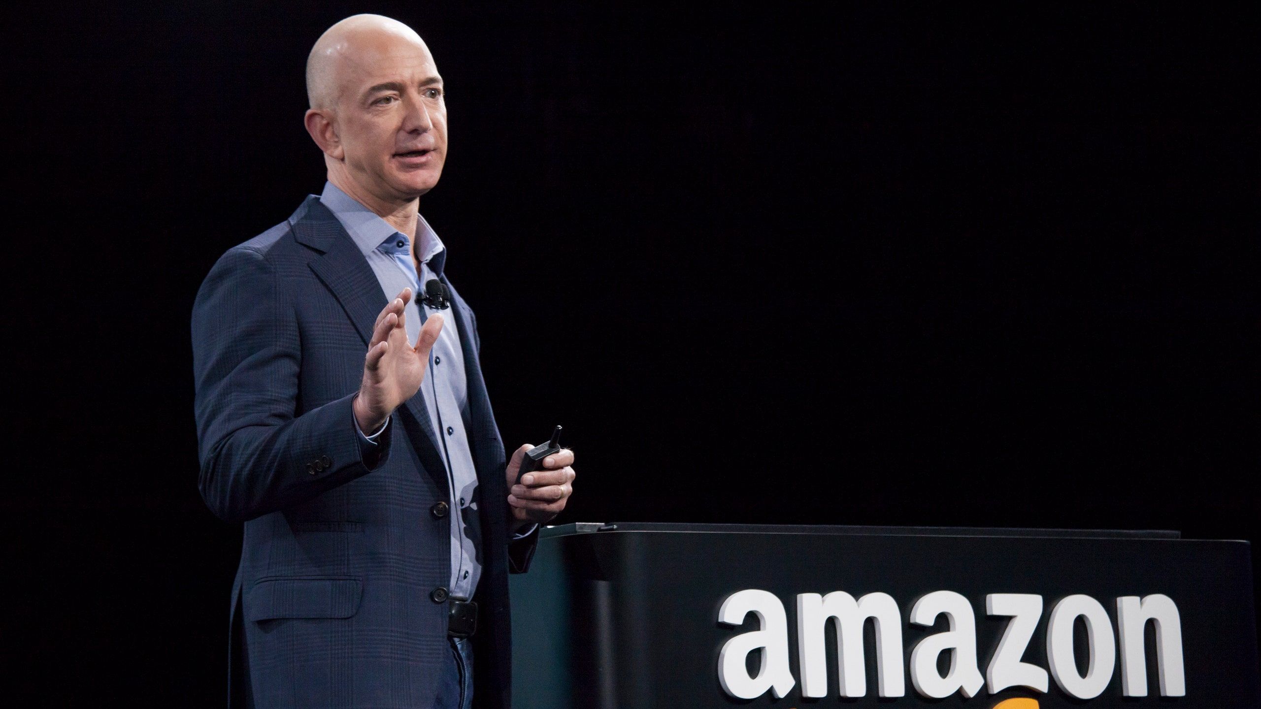 Найбагатша людина світу вклала три мільярди доларів у ліки проти смерті