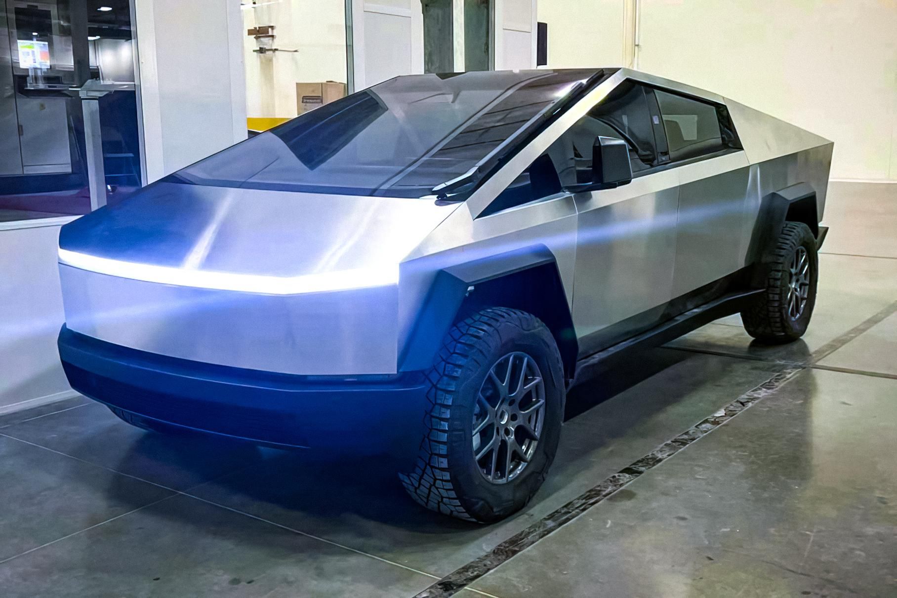 У мережі опублікували свіжі "живі" знімки Tesla Cybertruck: пікап готовий стати на конвеєр