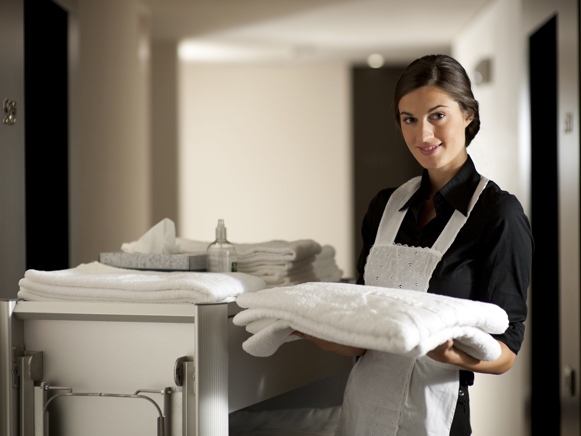 Рушники краще мати свої: секрети прибиральниць у готелях, які вас приголомшать - фото 1