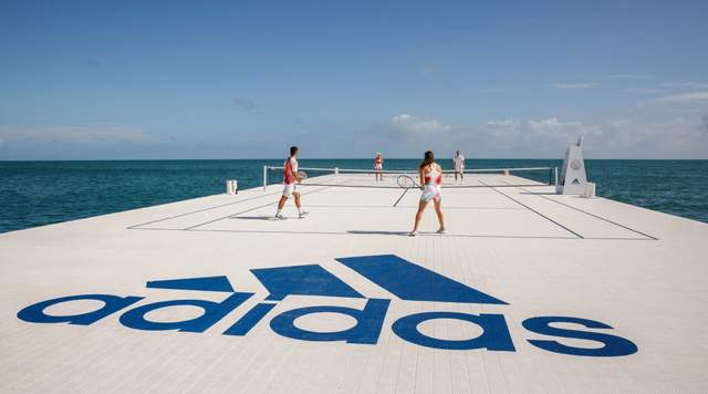 Бренд adidas створив плавучий тенісний корт на Великому Бар'єрному рифі - фото 493777