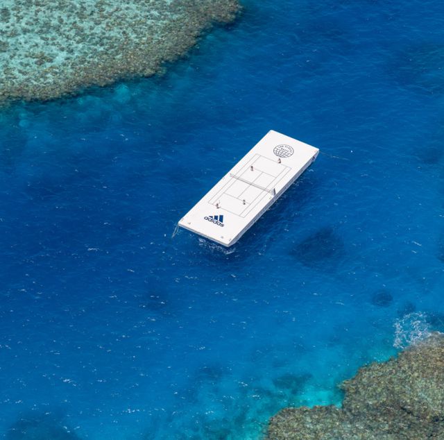 Бренд adidas створив плавучий тенісний корт на Великому Бар'єрному рифі - фото 493778