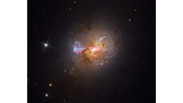 Телескоп Хаббл виявив неправильну чорну діру- фото 493789