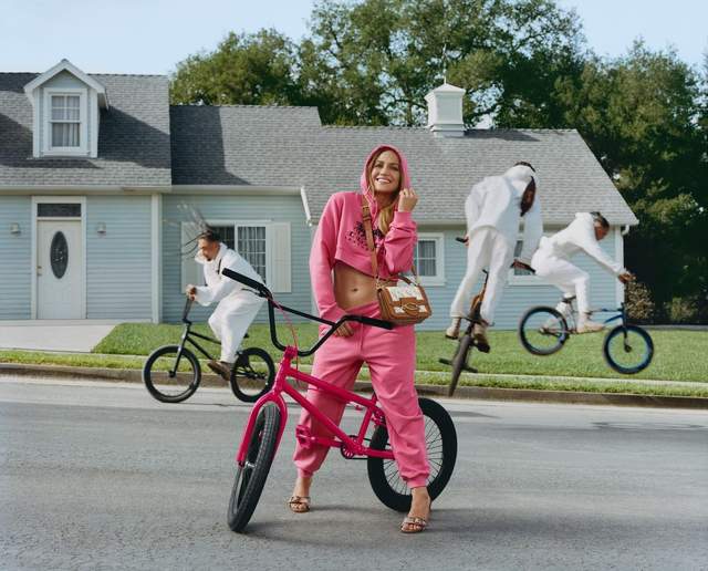 Дженніфер Лопес сіла на велосипед задля зйомки реклами Coach - фото 493814