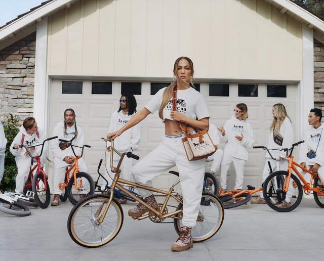 Дженніфер Лопес сіла на велосипед задля зйомки реклами Coach - фото 493815