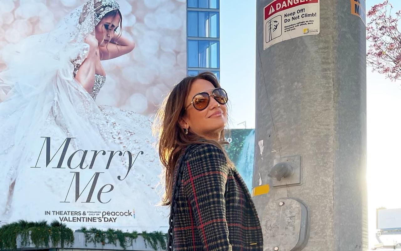 Дженніфер Лопес приміряла стильні образи від Coach - фото 1