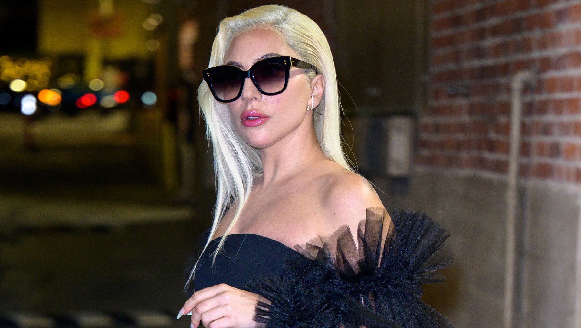 У маленькій чорній сукні: Леді Гага вразила публіку новим образом