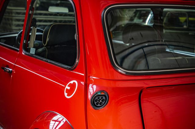 MINI перетворить старі моделі на електромобілі - фото 493859