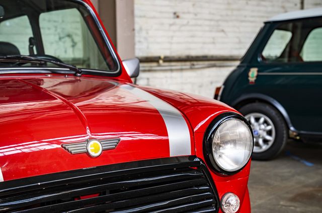 MINI перетворить старі моделі на електромобілі - фото 493862