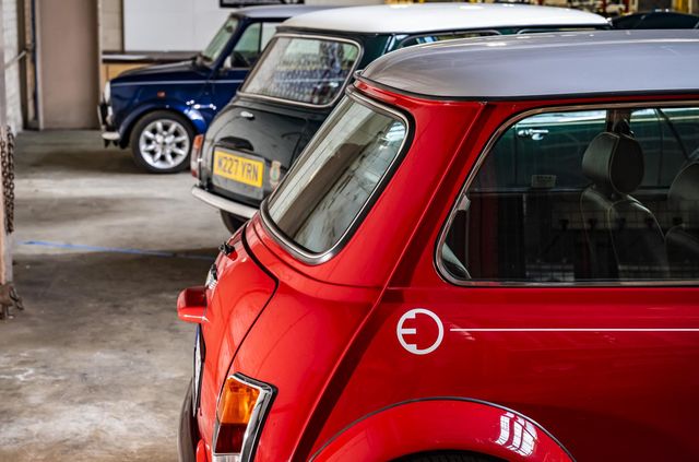 MINI перетворить старі моделі на електромобілі - фото 493867