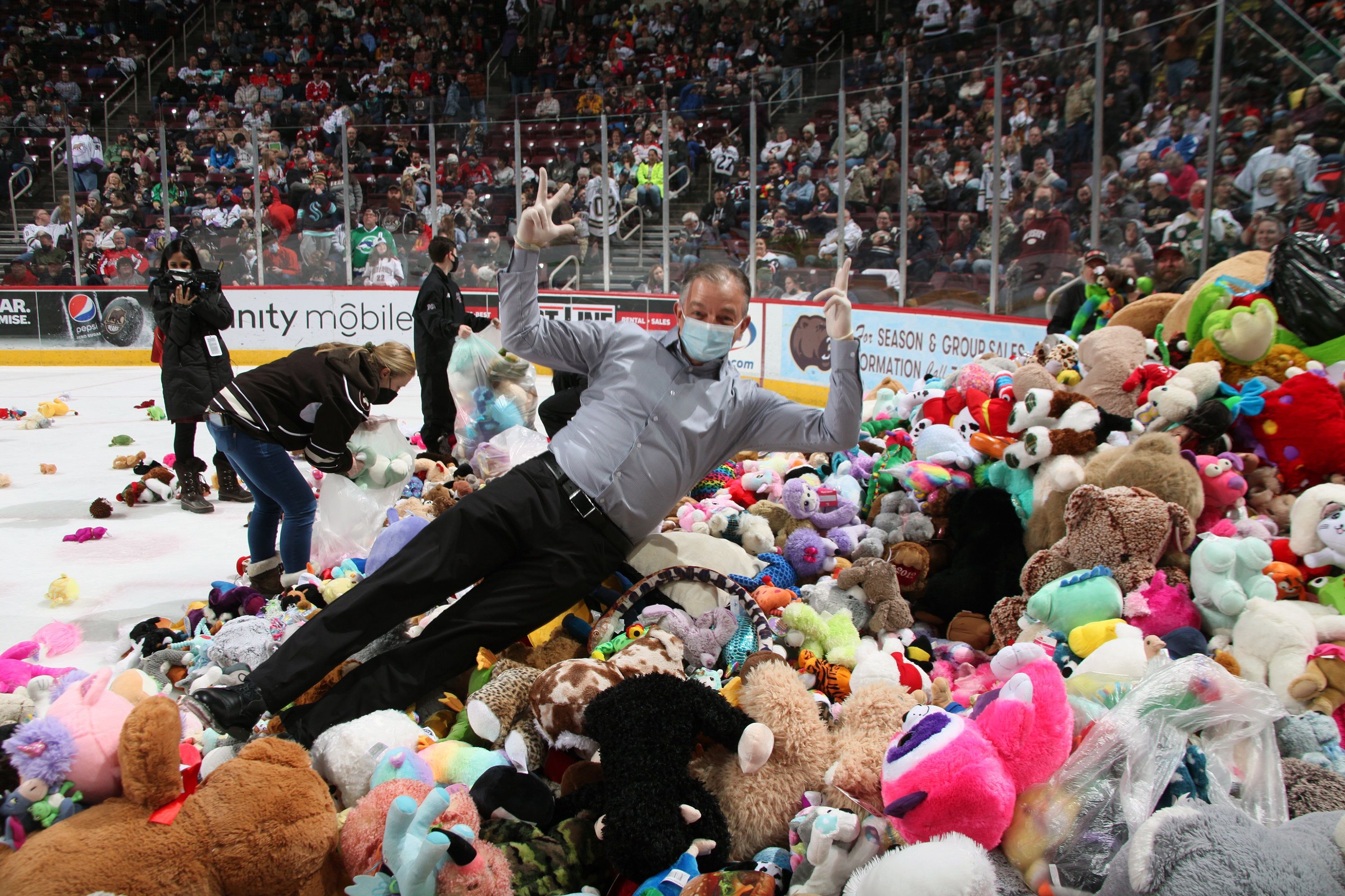 Фанати засипали хокеїстів іграшками та встановили рекорд: відео